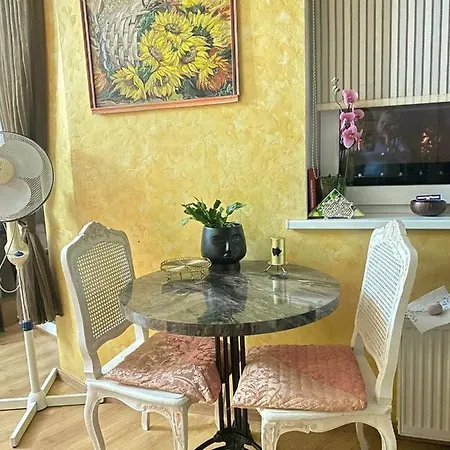 Luxury Penthouse 6th Of 6 Stock Building 2 Bed Apartment, 1 Br *