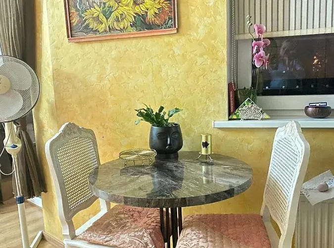 Luxury Penthouse 6th Of 6 Stock Building 2 Bed Apartment, 1 Br *